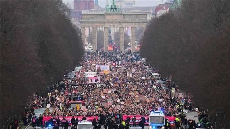 Proteste gegen AfD und CDU-Kurs - Polizei: 160.000 in Berlin Zahlreiche Menschen demonstrieren in Berlin für die „Brandmauer“, also eine Abgrenzung der Union zur AfD.