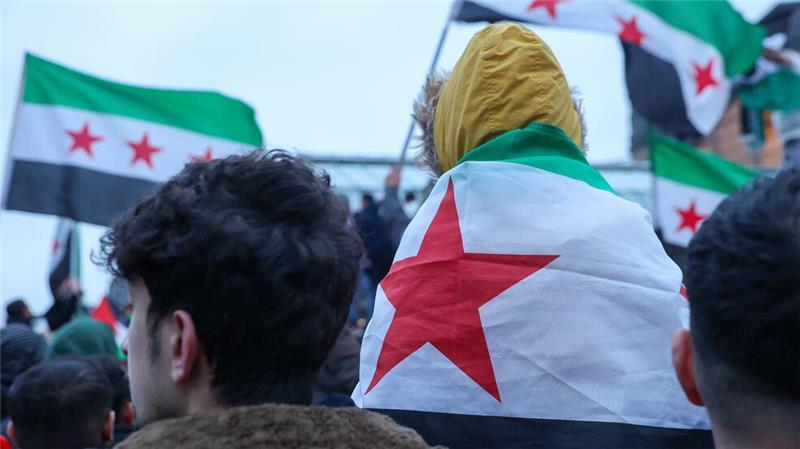 Zahlreiche Menschen feiern am Hamburger Hauptbahnhof den Sturz von Syriens Machthaber Assad.