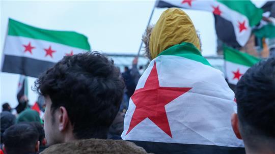 Zahlreiche Menschen feiern am Hamburger Hauptbahnhof den Sturz von Syriens Machthaber Assad.