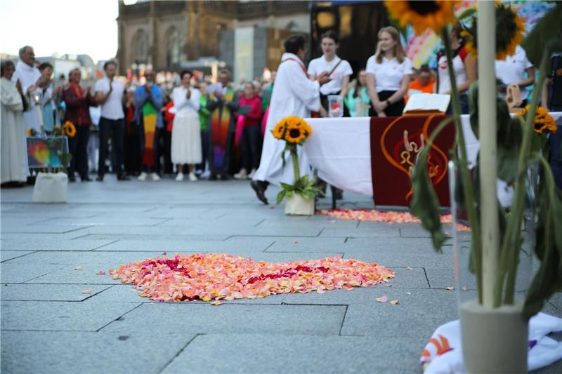 Priester segnen gleichgeschlechtliche Paare vor Kölner Dom Zahlreiche Menschen feiern einen Segnungsgottesdienst auch für gleichgeschlechtliche Paare vor dem Kölner Dom.