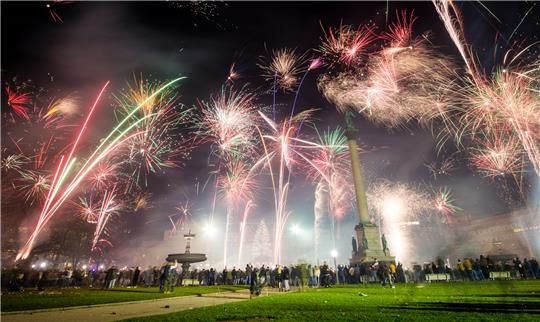 Zahlreiche Menschen feiern mit reichlich Feuerwerk in das neue Jahr. Foto: Christoph Schmidt/dpa