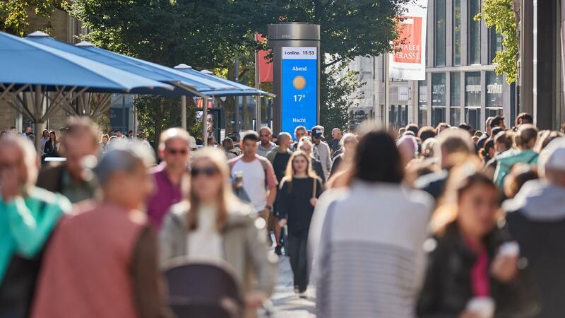 Zahlreiche Menschen gehen am verkaufsoffenen Sonntag auf der Spitalerstraße.