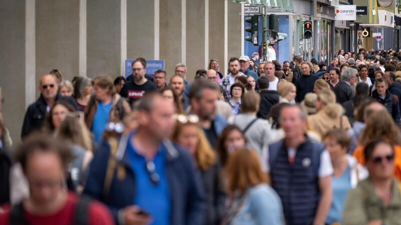 Zahlreiche Menschen gehen an den Geschäften in der Tauentzienstraße vorbei.