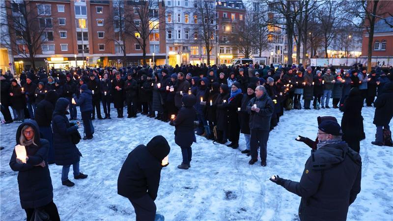 Zahlreiche Menschen haben am Holocaust-Gedenktag an die Opfer des Nationalsozialismus gedacht.