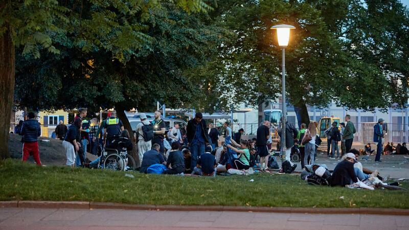 Zahlreiche Menschen haben sich im August-Bebel-Park vor dem Drob Inn versammelt.