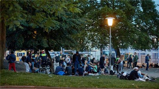 Zahlreiche Menschen haben sich im August-Bebel-Park vor dem Drob Inn versammelt.