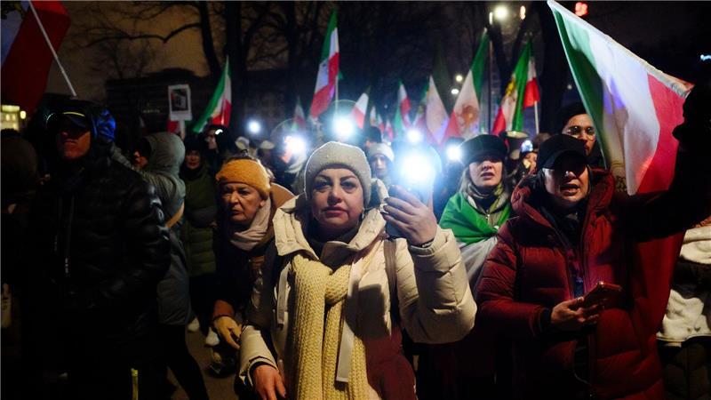 Zahlreiche Menschen hielten aus Protest gegen die iranische Regierung an der Binnenalster in Hamburg ihre leuchtenden Telefone in die Höhe.