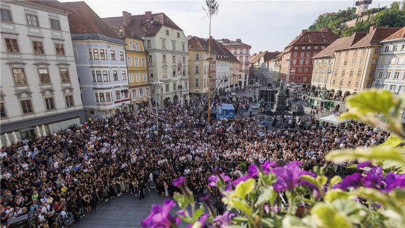 Zahlreiche Menschen kommen in Graz zur offiziellen Trauerfeier zusammen, um der Opfer des Amoklaufs an einer Schule zu gedenken.
