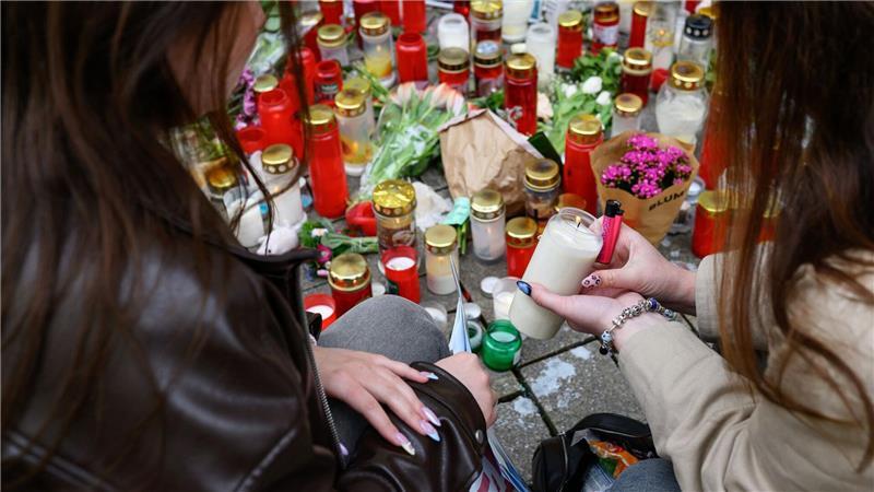 Zahlreiche Menschen legen am Tatort Blumen ab und trauern um den erschossenen jungen Mann. 