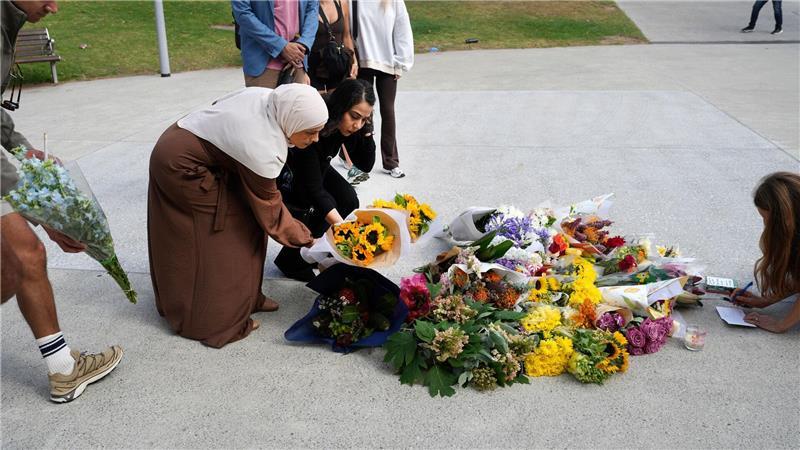Australien berät nach Anschlag über schärfere Waffengesetze Zahlreiche Menschen legen am Tatort Blumen nieder.