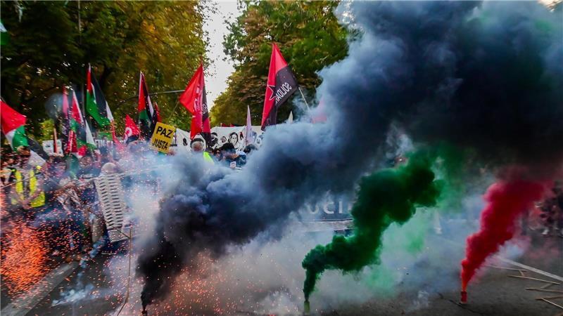 Zahlreiche Menschen marschieren zwischen Atocha und Callao im Zentrum Madrids während einer Kundgebung aus Solidarität mit den Palästinensern in Gaza.