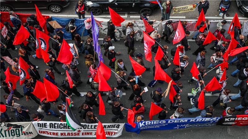 Bilder des Tages Zahlreiche Menschen nehmen an einer Demonstration von Friedensinitiativen teil und ziehen durch die Stuttgarter Innenstadt.