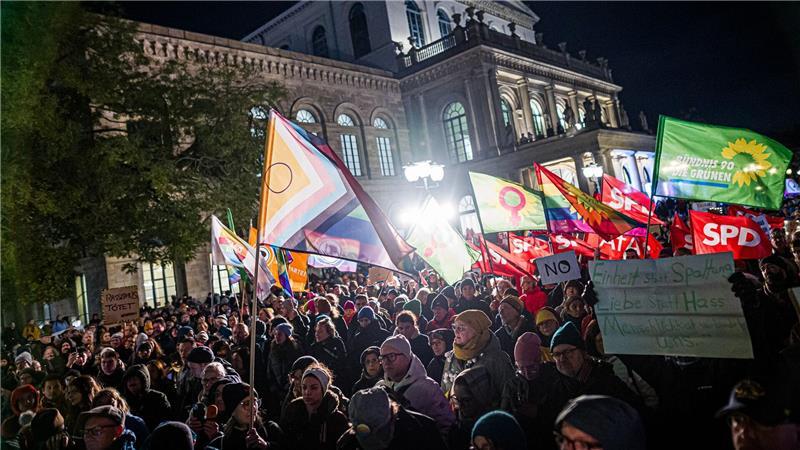 Bilder des Tages Zahlreiche Menschen nehmen an einer Kundgebung auf dem Opernplatz in Hannover teil.