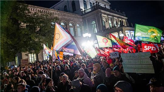 Bilder des Tages Zahlreiche Menschen nehmen an einer Kundgebung auf dem Opernplatz in Hannover teil.