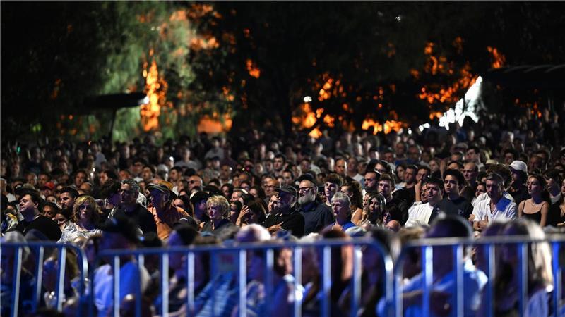 Zahlreiche Menschen nehmen an einer Mahnwache zum Nationalen Gedenktag für die Opfer und Überlebenden des Anschlags am Bondi Beach in Sydney teil.