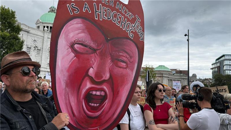 „Nicht willkommen“: Proteste gegen Trump in Schottland Zahlreiche Menschen protestieren gegen Donald Trump