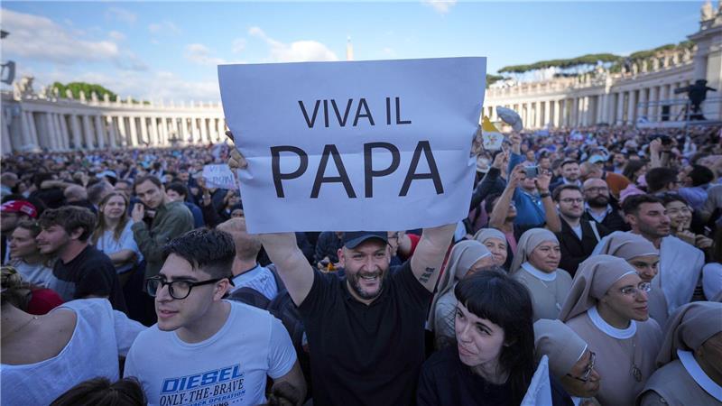 Zahlreiche Menschen rufen „Viva il Papa!“
