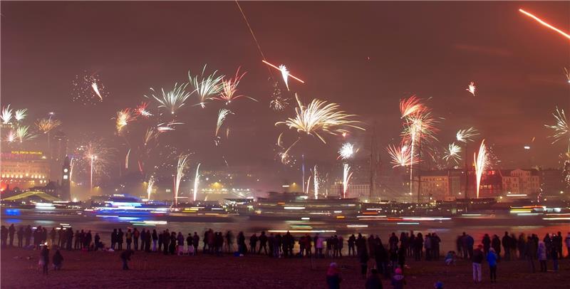 Zahlreiche Menschen schauen sich im vergangen Jahr zu Silvester im Hafen in Hamburg das Feuerwerk an. Foto Bockwoldt/dpa