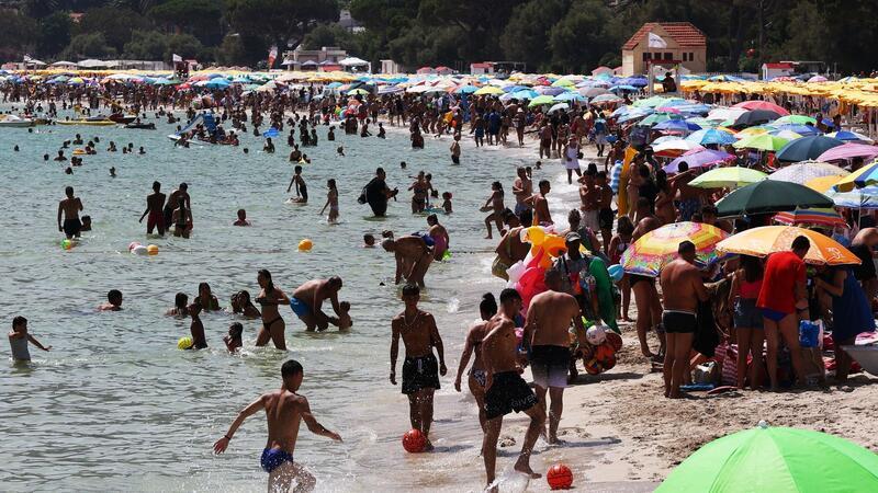 Zahlreiche Menschen sind am Strand von Mondello auf Sizilien zu sehen. Italien leidet besonders unter Übertourismus.