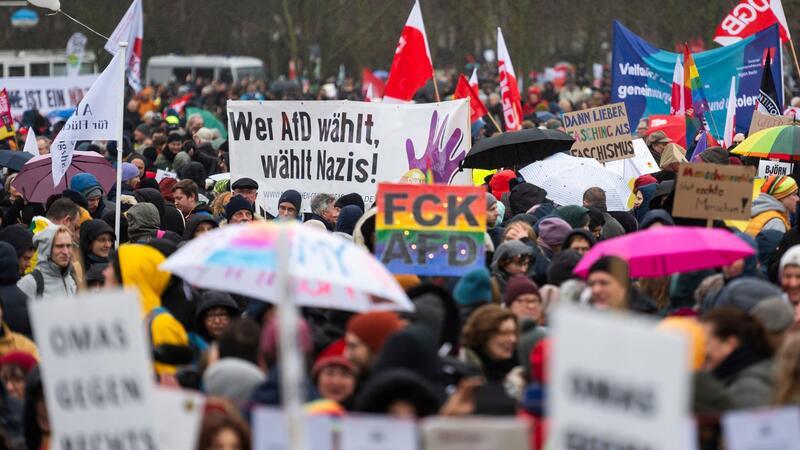 Zahlreiche Menschen sind am Wochenende in Berlin gegen Rechtsextremismus auf die Straßen gegangen.