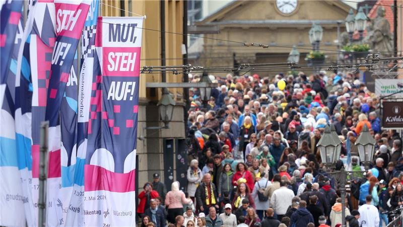 104. Katholikentag - eine Bilanz in fünf Teilen Zahlreiche Menschen sind in der Würzburger Innenstadt unterwegs.