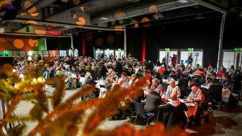 Hunderte Bedürftige nehmen an Festessen in Bremen teil Zahlreiche Menschen sind zum traditionellen Festessen zusammengekommen.