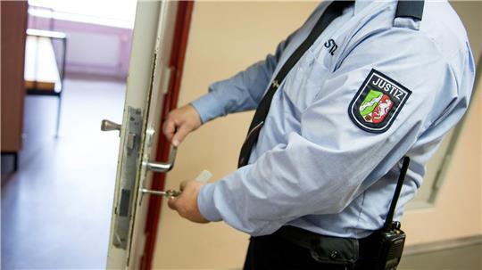 Zahlreiche Menschen sitzen ersatzweise ein, weil sie Geldstrafen wegen Schwarzfahrens nicht bezahlen konnten. (Symbolbild)  