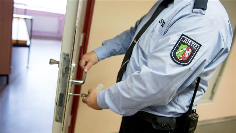 Zahlreiche Menschen sitzen ersatzweise ein, weil sie Geldstrafen wegen Schwarzfahrens nicht bezahlen konnten. (Symbolbild)  