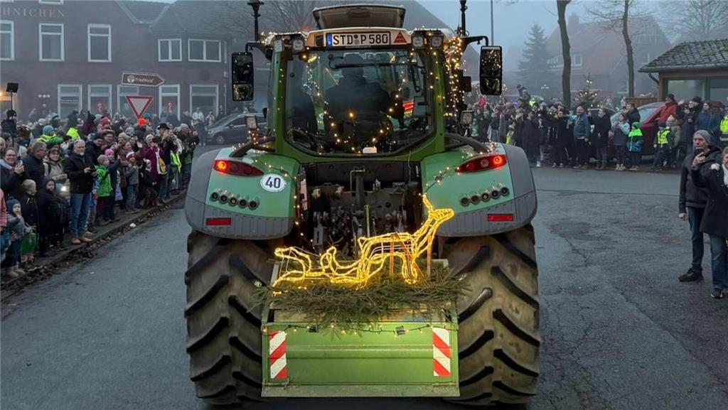 Zahlreiche Menschen verfolgen den Korso vom Straßenrand aus.