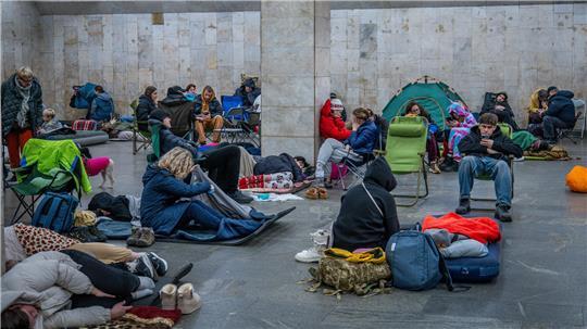 Zahlreiche Menschen verstecken sich während eines russischen Drohnenangriffs auf Kiew in einer U-Bahn-Station, die als Schutzraum genutzt wird. 
