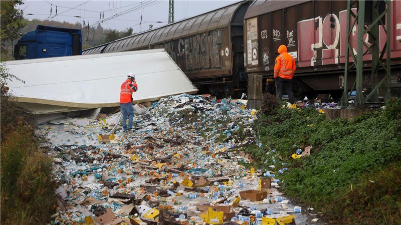 Zugausfälle nach Bahnunfall in Südniedersachsen Zahlreiche Plastikbecher liegen im Bereich der Unfallstelle verteilt.