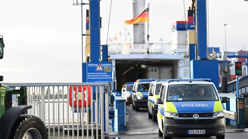 „Klaasohm“-Nacht auf Borkum: Polizei zieht Bilanz Zahlreiche Polizeiautos verlassen die Fähre in Emden. Polizei beendet mit der Rückreise den Einsatz auf Borkum.