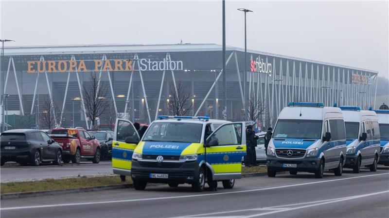 Zahlreiche Polizisten waren rund um die Partie in Freiburg im Einsatz.