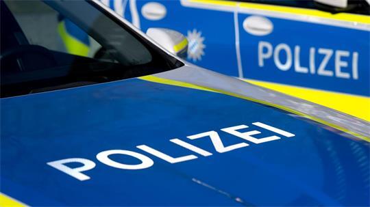 Zahlreiche Polizisten waren wegen des Vorfalls bei der Bank im Einsatz. (Symbolbild)