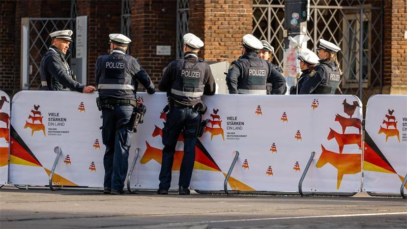 Hunderttausende feiern Einheitsfest in Bremen Zahlreiche Polizistinnen und Polizisten sind im Einsatz.