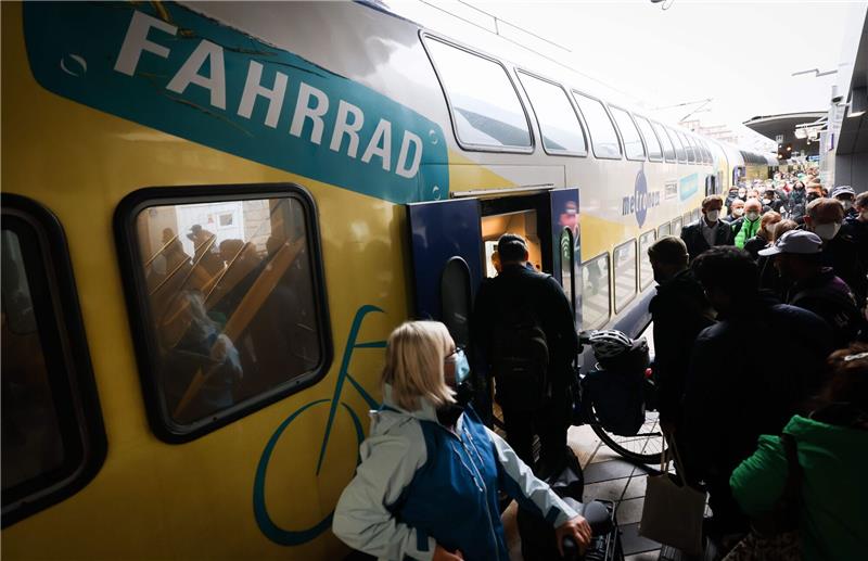 Zahlreiche Reisende sind am Bahnsteig neben einem Metronom-Regionalzug im Hauptbahnhof zu sehen.