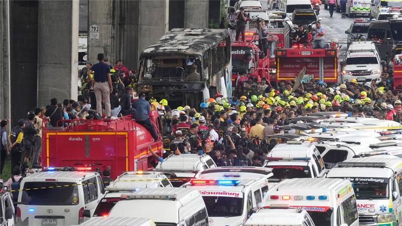Feuerinferno in Schulbus: Mehr als 20 Tote in Thailand Zahlreiche Retter waren im Einsatz, jedoch kam für die meisten jede Hilfe zu spät.