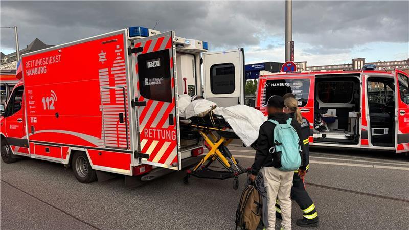 Ein Jahr nach Messertat in Hamburg – Gefahr nicht erkannt Zahlreiche Rettungskräfte waren nach dem Messerangriff vom 23. Mai 2025 im Einsatz. (Archivbild)