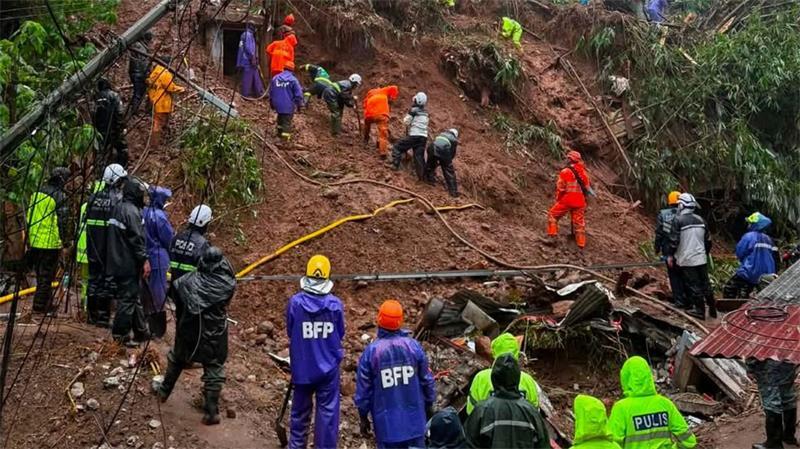 Tote auf den Philippinen durch Tropenstürme und Monsun Zahlreiche Rettungskräfte waren wegen der Unwetter im Einsatz.