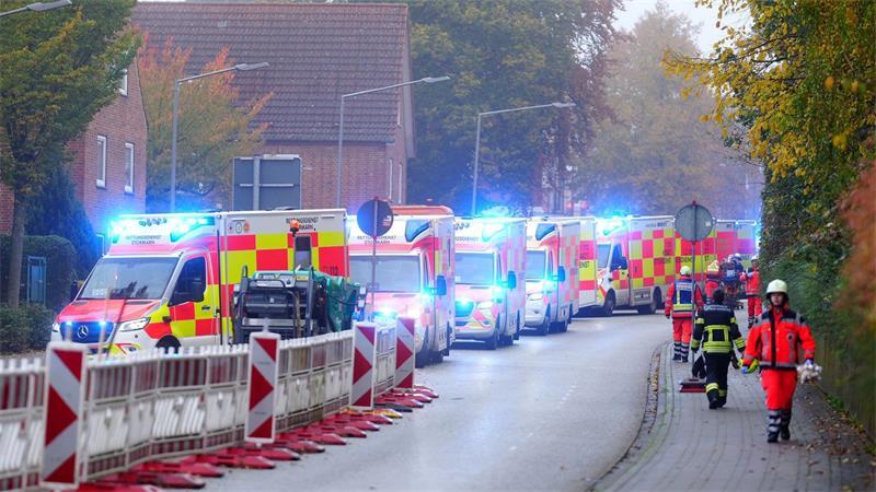 Zahlreiche Rettungswagen sind vor Ort.