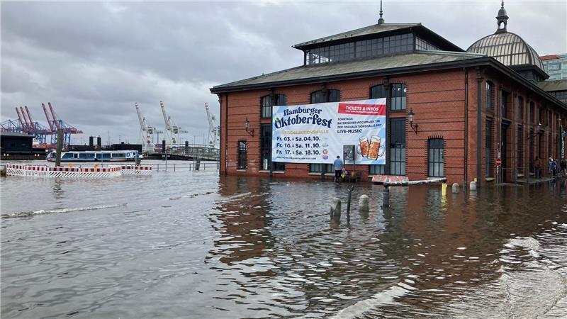 Zahlreiche Schaulustige beobachteten das Naturschauspiel Sturmflut rund um die Fischauktionshalle.