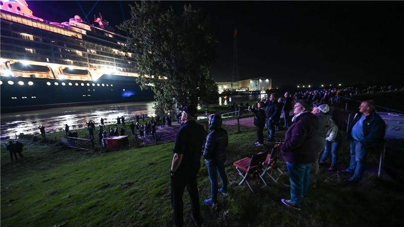 Zahlreiche Schaulustige beobachteten die Fahrt des bunt beleuchteten Schiffes.