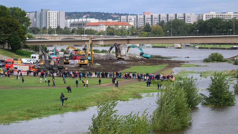 Zahlreiche Schaulustige verfolgen am Elbufer den Abriss der eingestürzten Carolabrücke.