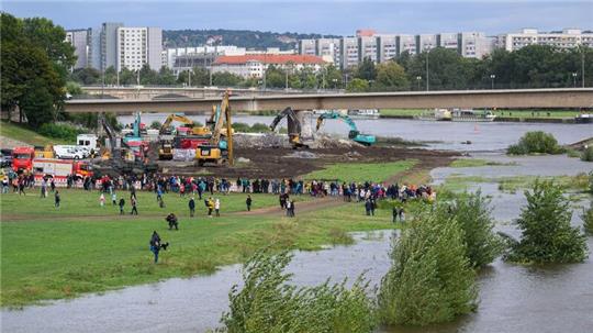 Zahlreiche Schaulustige verfolgen am Elbufer den Abriss der eingestürzten Carolabrücke.