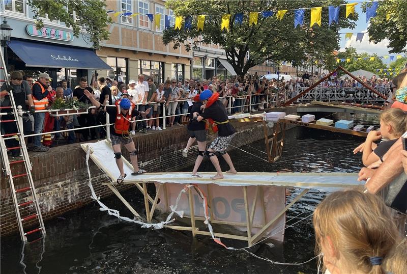 Zahlreiche Schaulustige verfolgen gebannt ein Team beim Testen ihrer Brücke. Foto: Buchmann