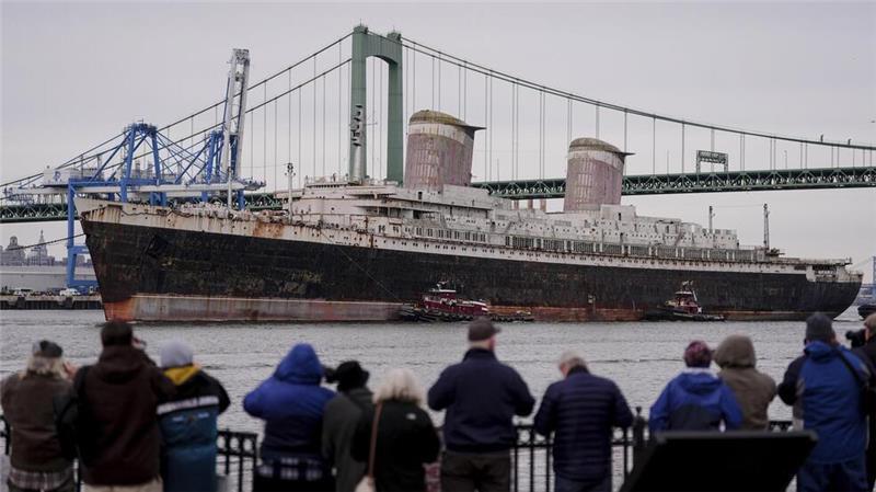 Die legendäre „United States“ wird versenkt Zahlreiche Schaulustige verfolgen, wie die „SS United States“ von Philadelphia aus den Delaware River zwischen Pennsylvania und New Jersey hinuntergeschleppt wird.