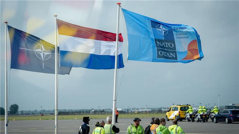 Zahlreiche Staats- und Regierungschefs trafen am Abend am Flughafen in Amsterdam ein. 