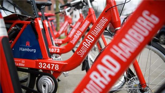 Zahlreiche Stadträder stehen an einer Verleihstation.
