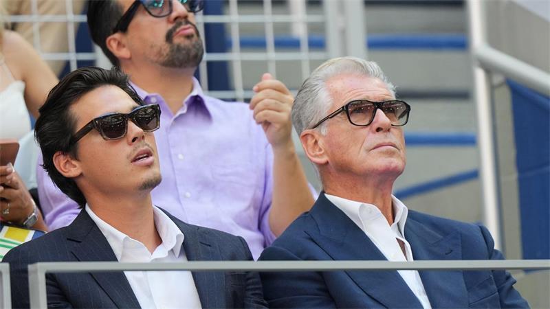 Zverev krönt sich zum US-Open-Sieger - und merkt es nicht Zahlreiche Stars wie der frühere James-Bond-Darsteller Pierce Brosnan schauten auf der Tribüne zu.