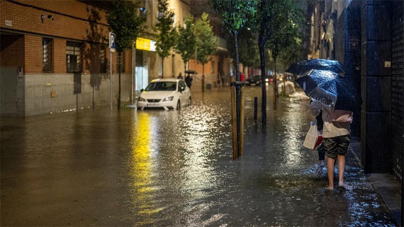 Mindestens drei Tote bei schweren Unwettern in Spanien Zahlreiche Straßen im Großraum von Barcelona wie hier in Bellvitge standen unter Wasser.